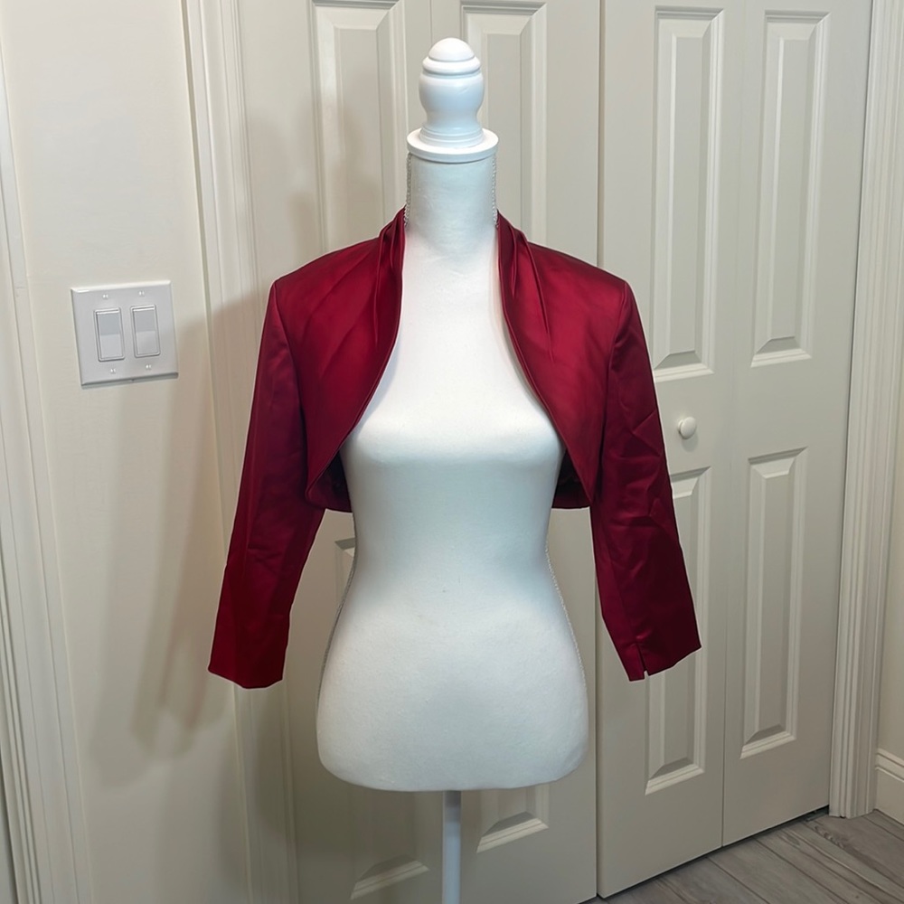 Only Worn Once - 3 quarter length sleeves, cropped, light weight, red jacket